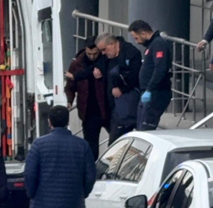 baskan bozbeyin de dahil oldugu sorusturmada gozaltindaki muteahhit fenalasti ambulansla hastaneye kaldirildi 0 zIULOaOG