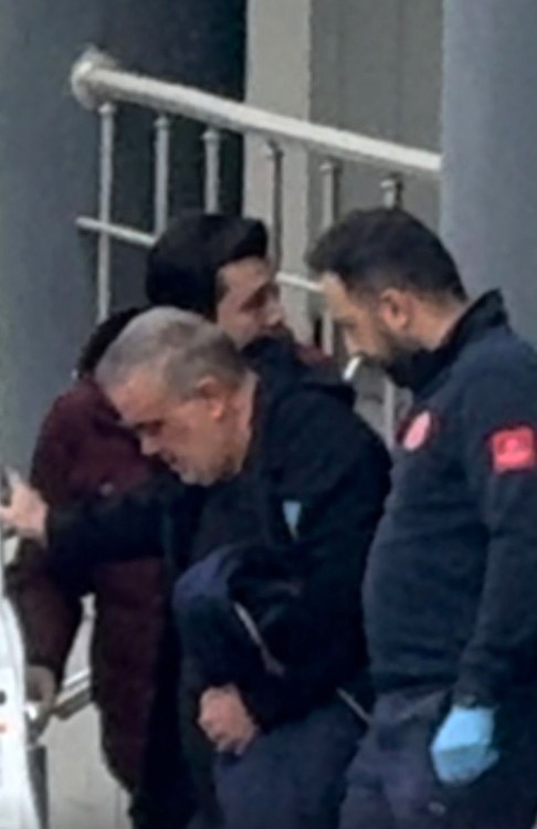 baskan bozbeyin de dahil oldugu sorusturmada gozaltindaki muteahhit fenalasti ambulansla hastaneye kaldirildi 2 hGYMiMuT