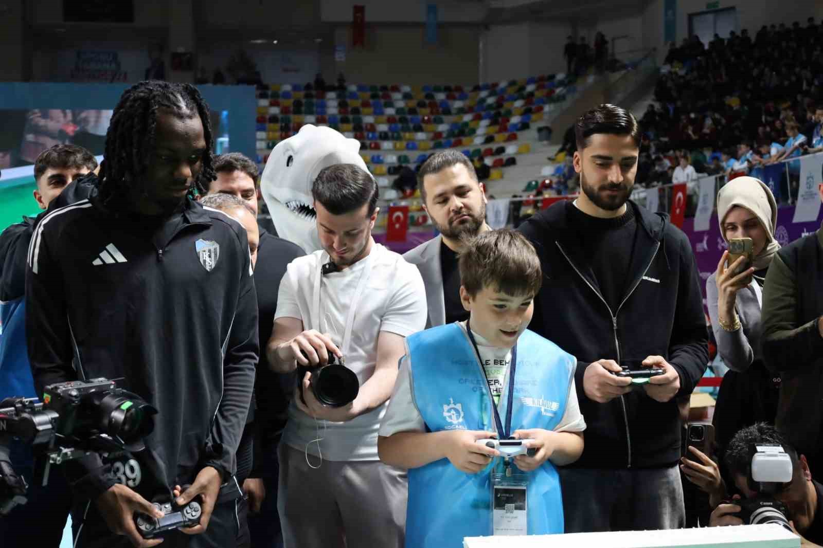 Başkan Büyükakın ve Kocaelisporlu futbolcular "robot futbolu" oynadı 5 baskan buyukakin ve kocaelisporlu futbolcular robot futbolu oynadi 1 bDihScTl
