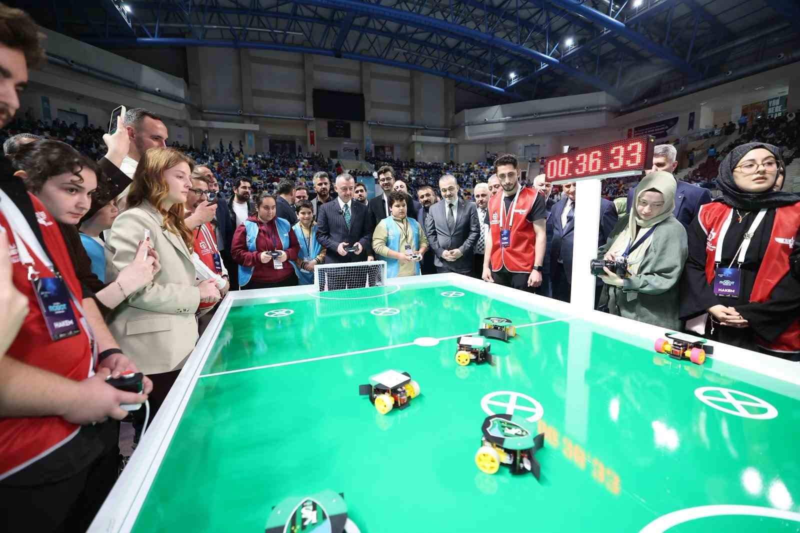 Başkan Büyükakın ve Kocaelisporlu futbolcular "robot futbolu" oynadı 6 baskan buyukakin ve kocaelisporlu futbolcular robot futbolu oynadi 2 I8I3Vids