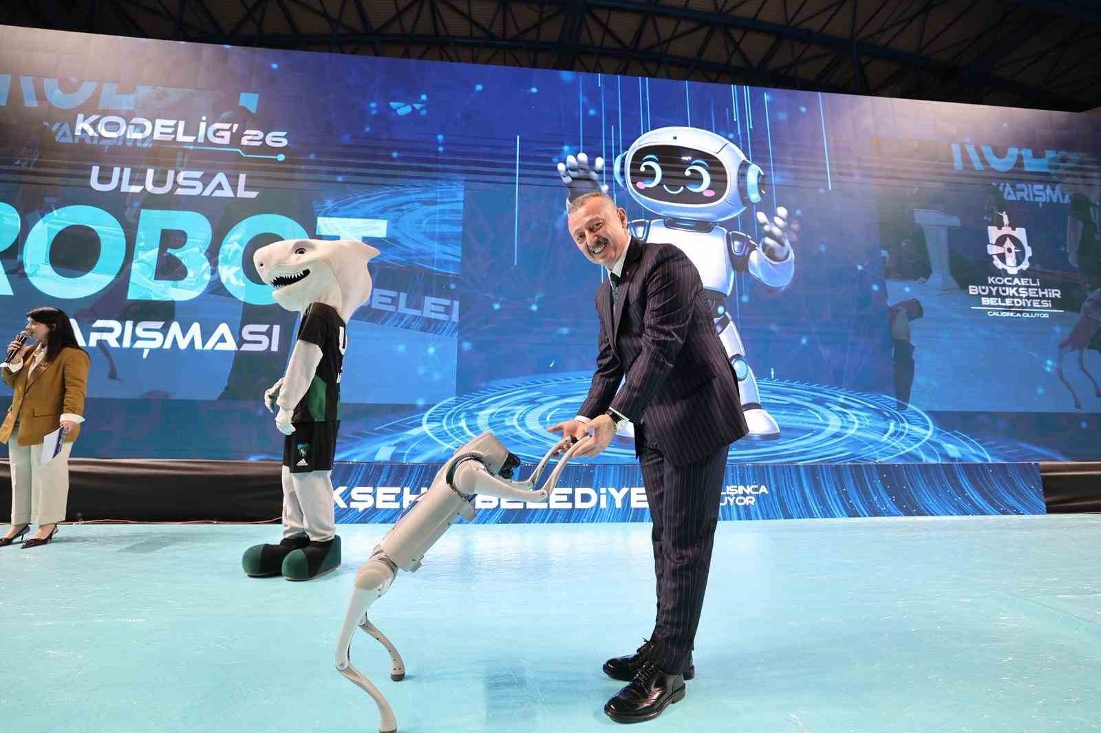 Başkan Büyükakın ve Kocaelisporlu futbolcular "robot futbolu" oynadı 7 baskan buyukakin ve kocaelisporlu futbolcular robot futbolu oynadi 3 eVK2W3qY