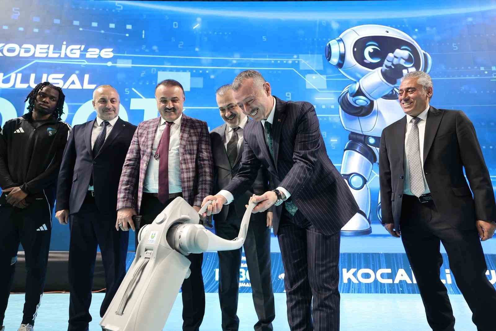 Başkan Büyükakın ve Kocaelisporlu futbolcular "robot futbolu" oynadı 8 baskan buyukakin ve kocaelisporlu futbolcular robot futbolu oynadi 4 zapCgDsK