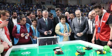 baskan-buyukakin-ve-kocaelisporlu-futbolcular-robot-futbolu-oynadi-r6Z3O7Ug.jpg