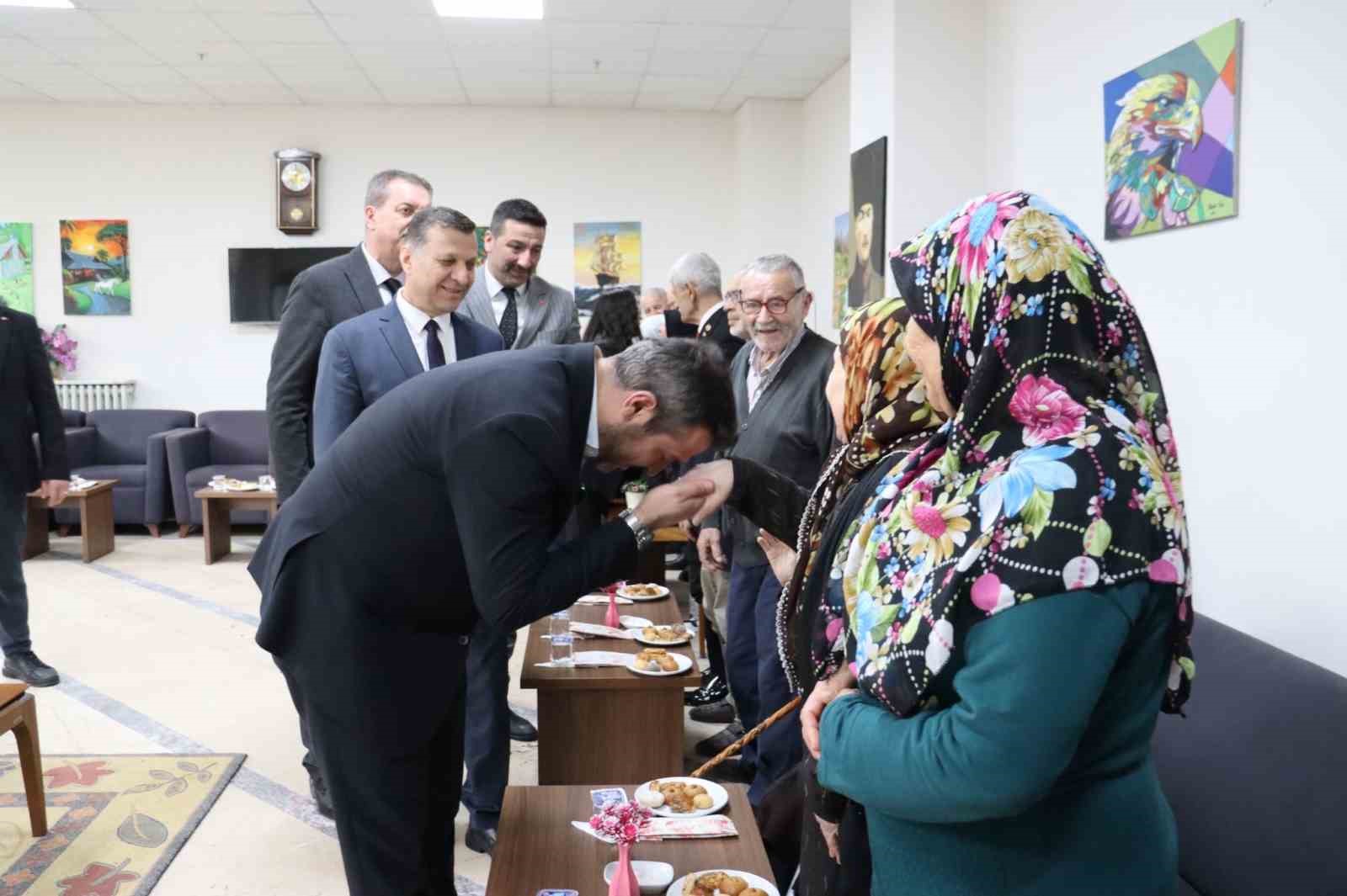 baskan cetinkayadan yaslilara vefa ziyareti 1 5gTEGO81