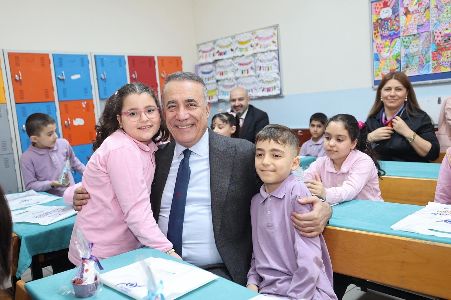 baskan dursun cocuklarin karne heyecanini paylasti 2 aD2iBVOJ