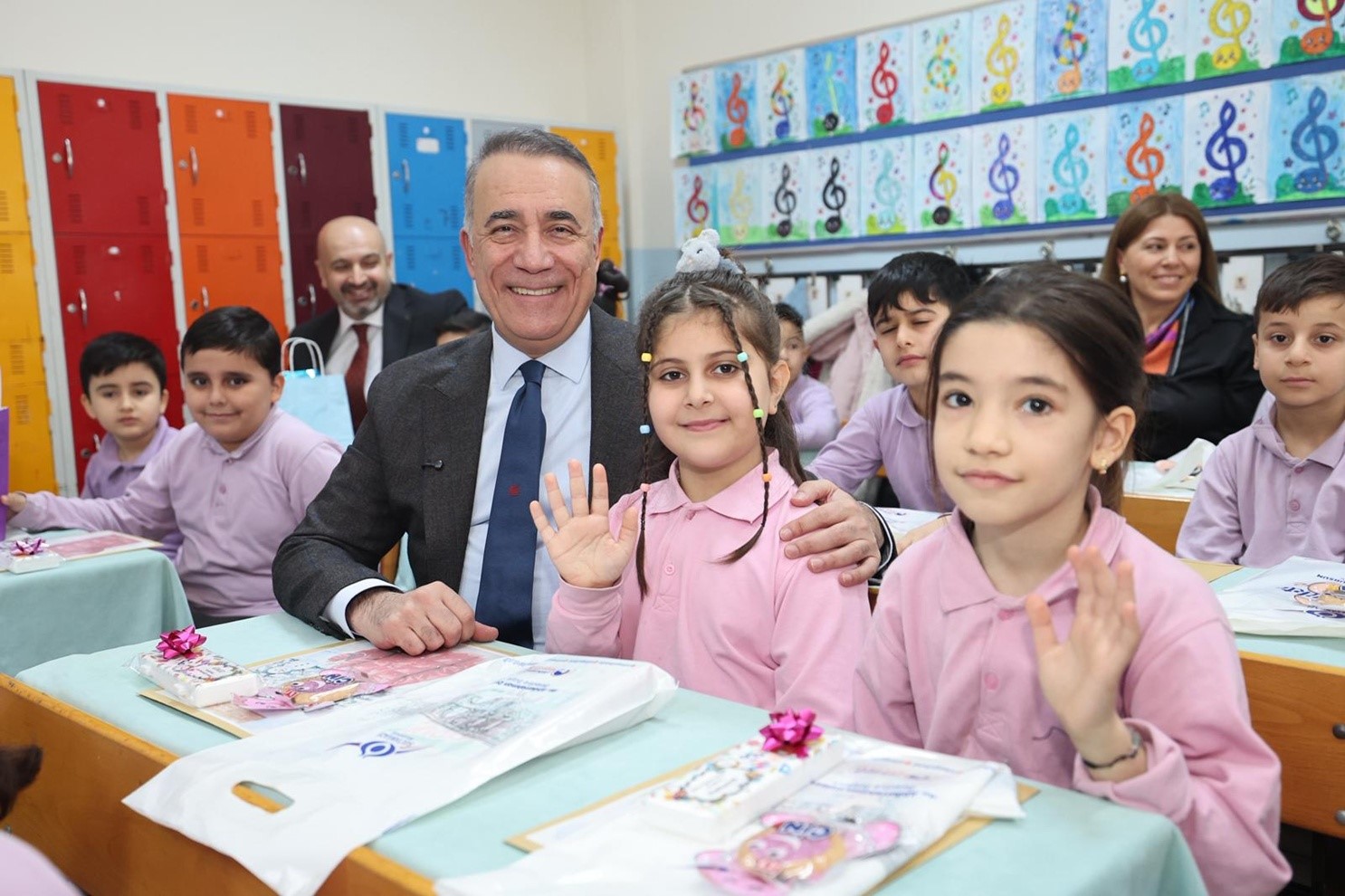 baskan dursun cocuklarin karne heyecanini paylasti 4 cuNjVuZK