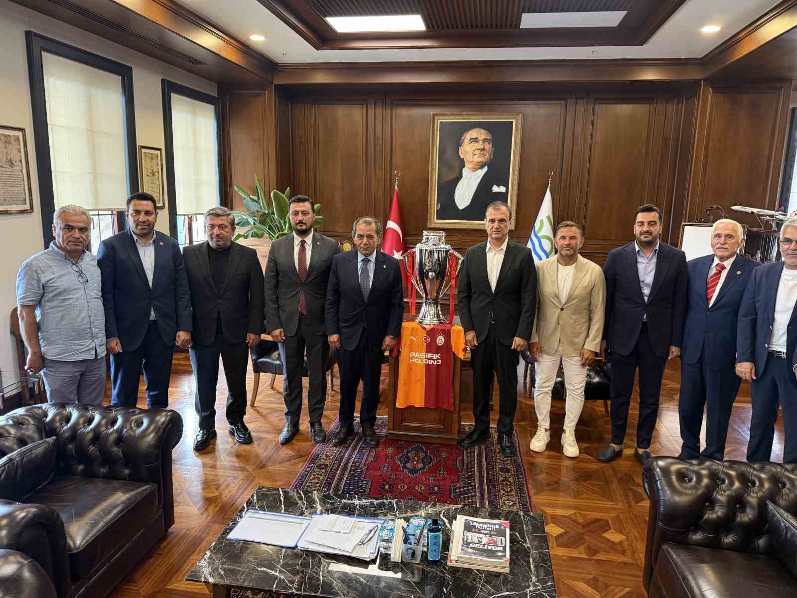 baskan dursun ozbek buyukcekmecede sampiyonlar anitina galatasaray bayragini cekti 0 7y7Pt4lO