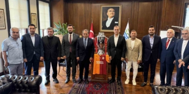 baskan-dursun-ozbek-buyukcekmecede-sampiyonlar-anitina-galatasaray-bayragini-cekti-BKPh3aOb.jpg