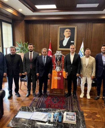 baskan-dursun-ozbek-buyukcekmecede-sampiyonlar-anitina-galatasaray-bayragini-cekti-BKPh3aOb.jpg