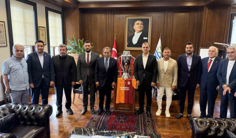 baskan-dursun-ozbek-buyukcekmecede-sampiyonlar-anitina-galatasaray-bayragini-cekti-BKPh3aOb.jpg