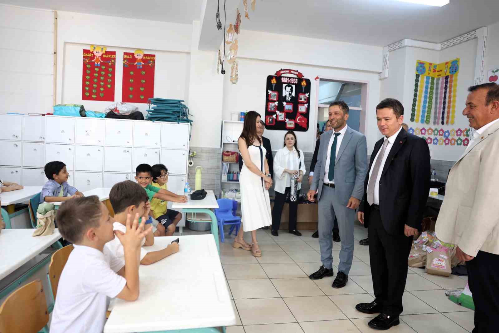 baskan erkan aydin ogrencilere karnelerini verdi 1 jQSw7BuK