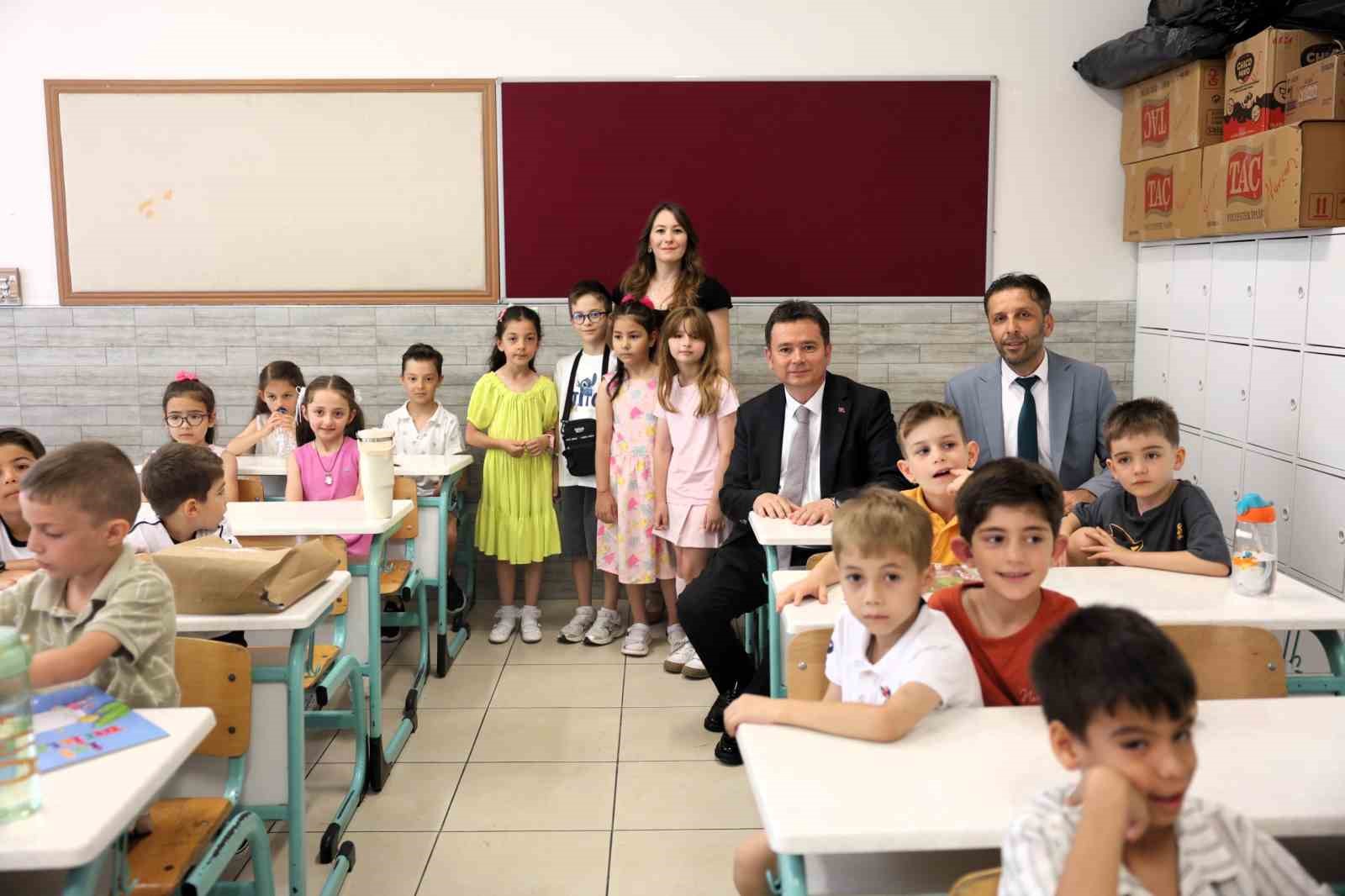 baskan erkan aydin ogrencilere karnelerini verdi 2