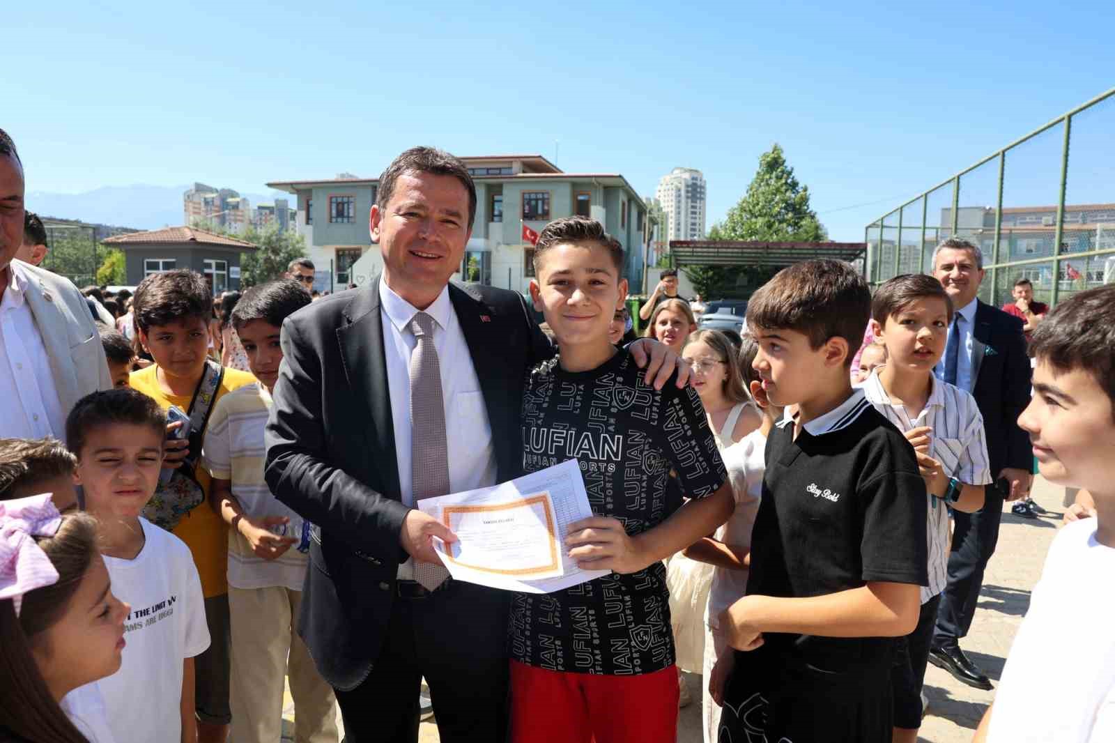baskan erkan aydin ogrencilere karnelerini verdi 5 jfCWsZcf