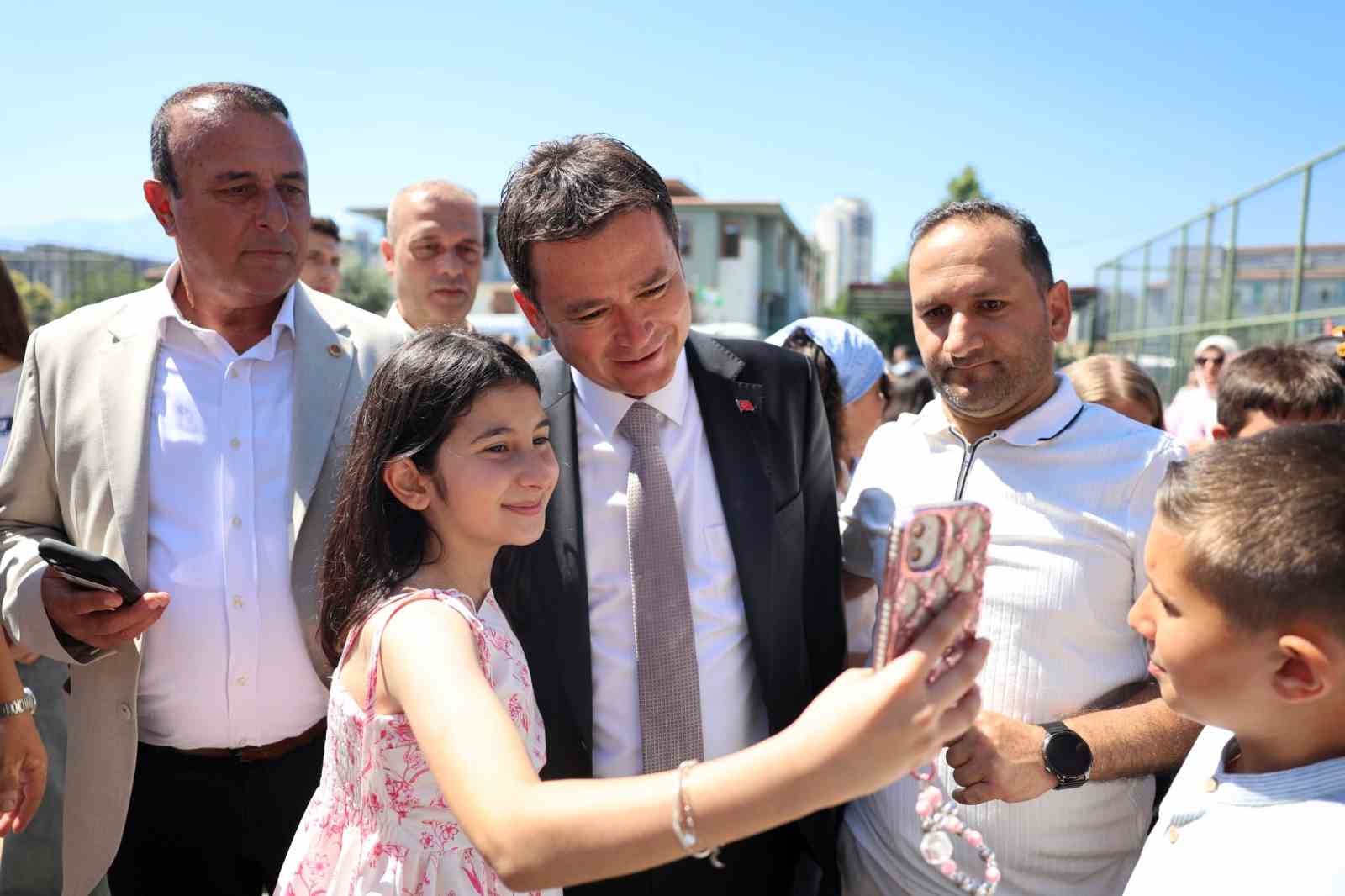 baskan erkan aydin ogrencilere karnelerini verdi 6