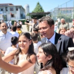 baskan-erkan-aydin-ogrencilere-karnelerini-verdi-BNqUK1YQ.jpg