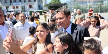 baskan-erkan-aydin-ogrencilere-karnelerini-verdi-BNqUK1YQ.jpg