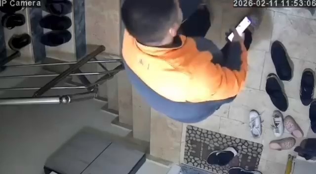baskan erol turk bayragini yerde birakmayan kuryeyi odullendirdi 1