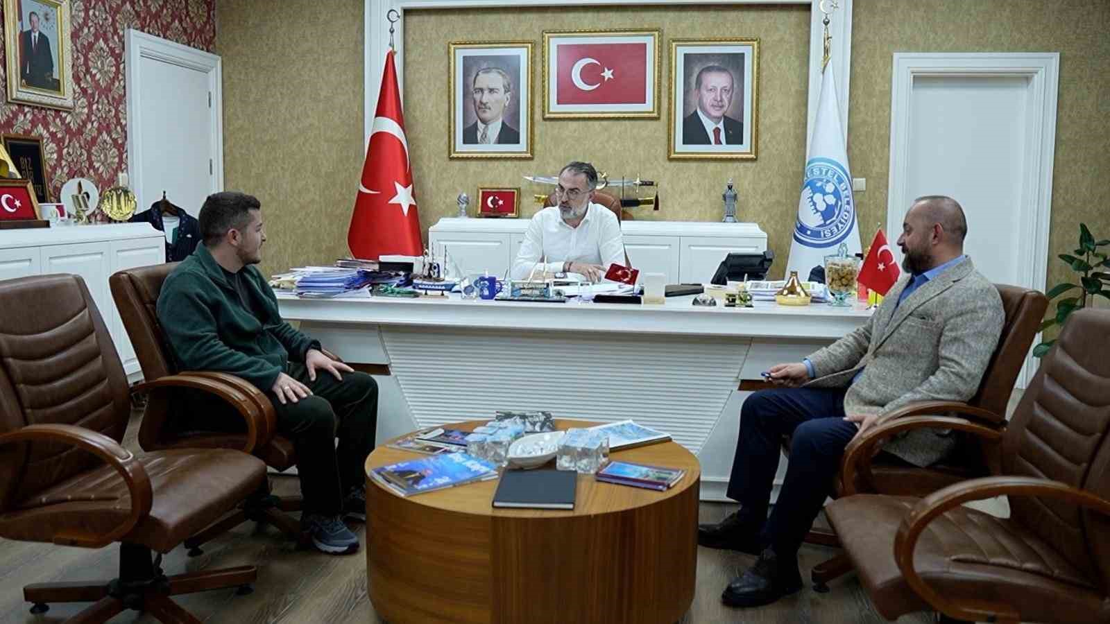 baskan erol turk bayragini yerde birakmayan kuryeyi odullendirdi 2 jPgyCLgO