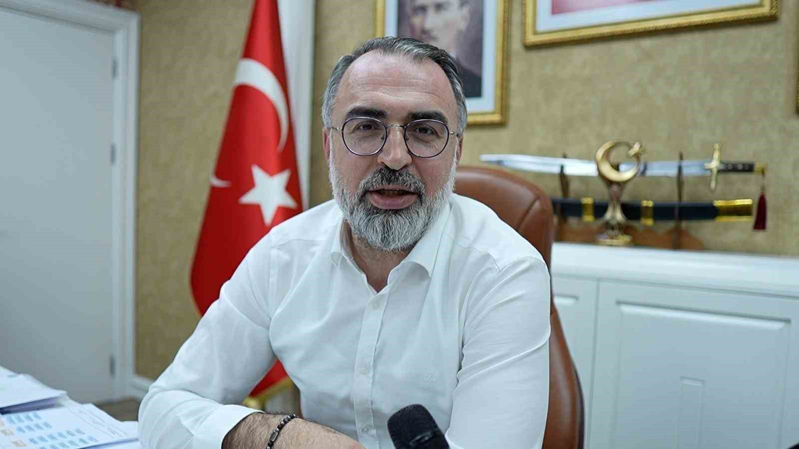 baskan erol turk bayragini yerde birakmayan kuryeyi odullendirdi 3 skBtL1zs