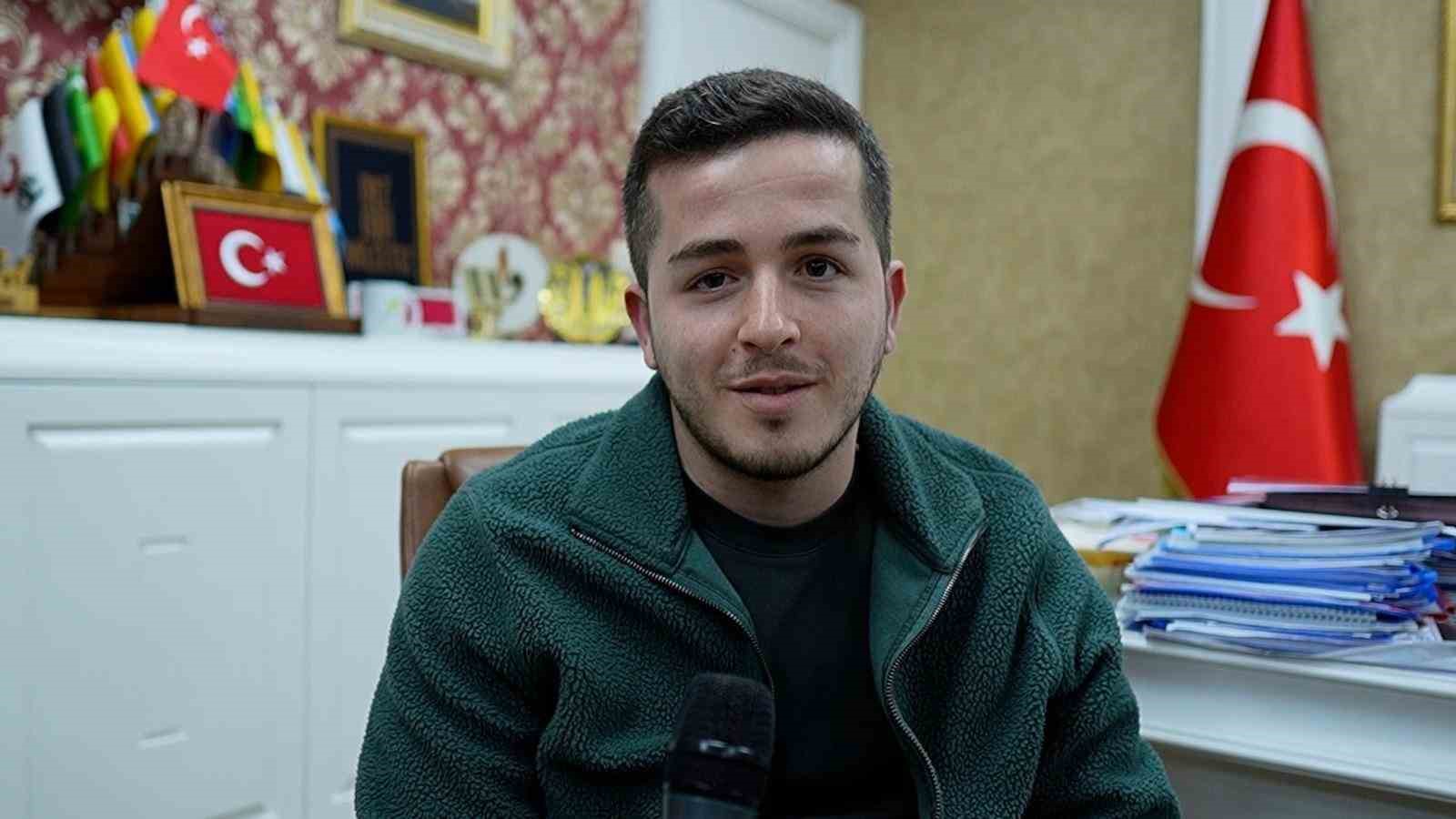 baskan erol turk bayragini yerde birakmayan kuryeyi odullendirdi 4 KrY64hdv