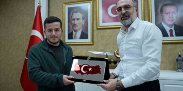 baskan-erol-turk-bayragini-yerde-birakmayan-kuryeyi-odullendirdi-5b8HLFZF.jpg