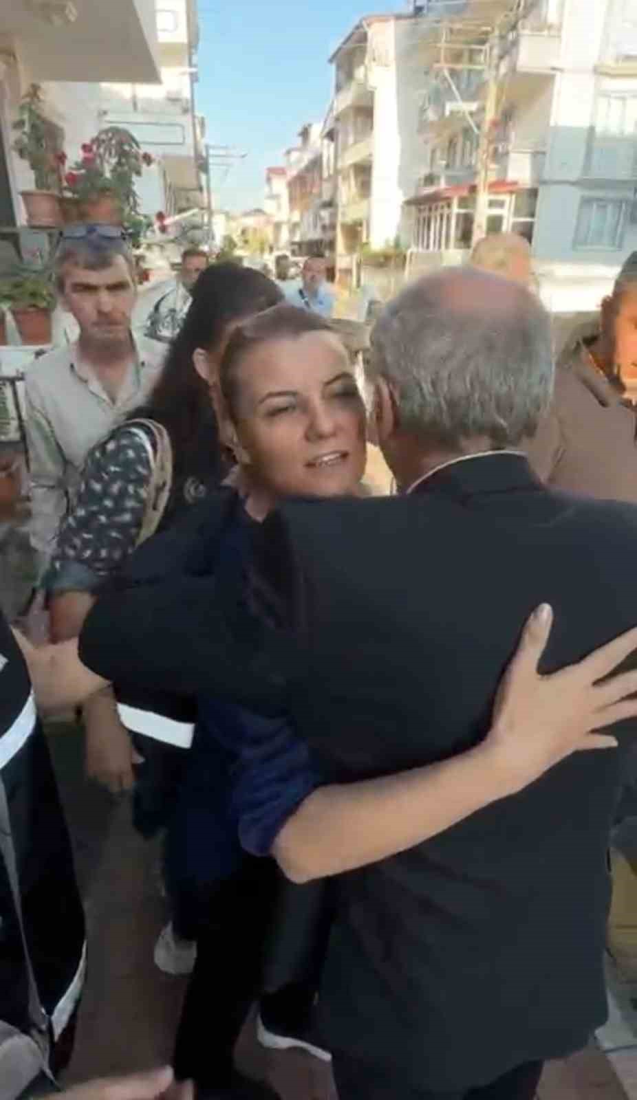 Başkan Fatma Kaplan Hürriyet’in, polis aracına bindiği anların görüntüsü ortaya çıktı 4 baskan fatma kaplan hurriyetin polis aracina bindigi anlarin goruntusu ortaya cikti 0 RN5PKmSQ