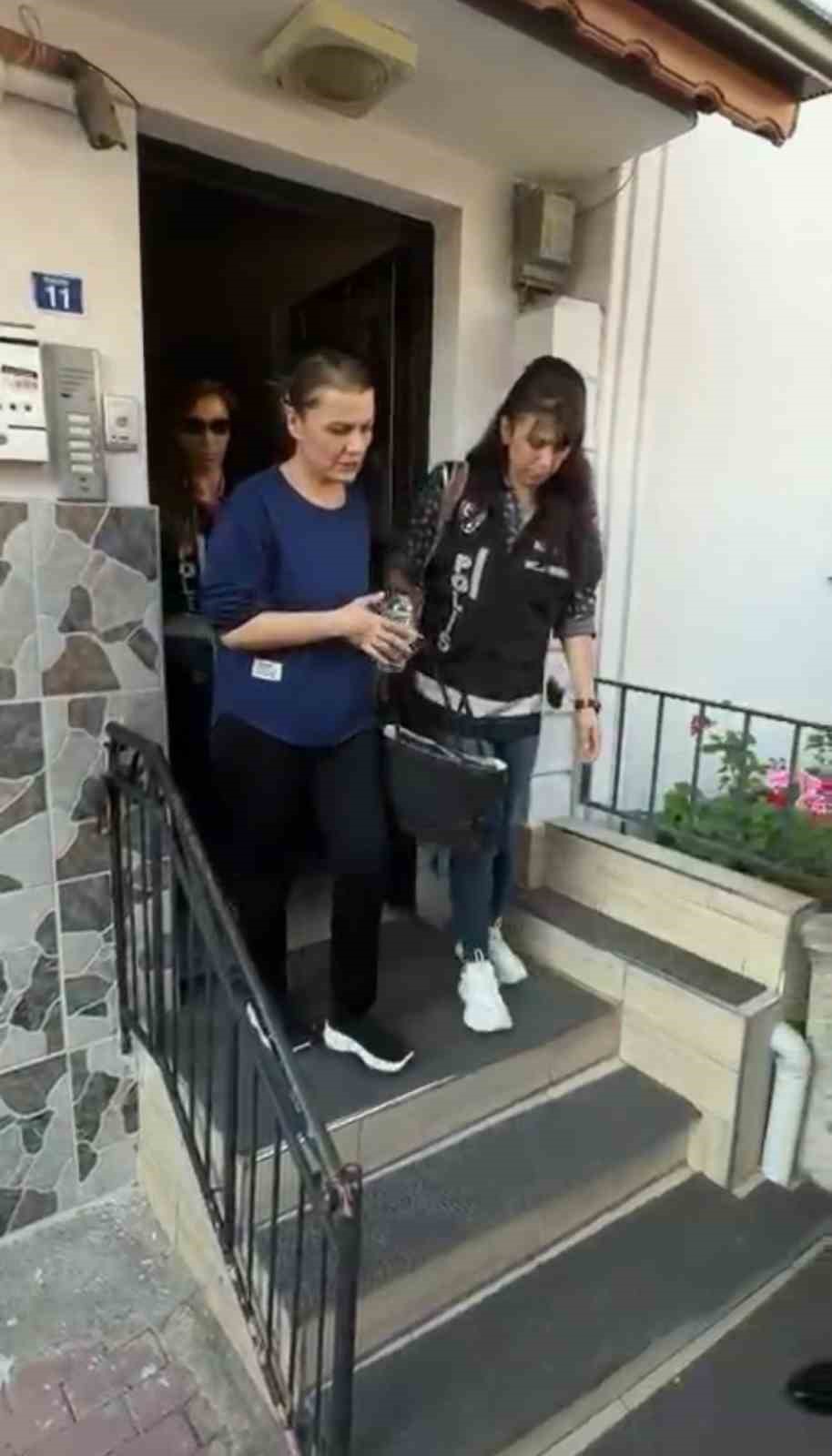 Başkan Fatma Kaplan Hürriyet’in, polis aracına bindiği anların görüntüsü ortaya çıktı 5 baskan fatma kaplan hurriyetin polis aracina bindigi anlarin goruntusu ortaya cikti 1 R2Vn98HP