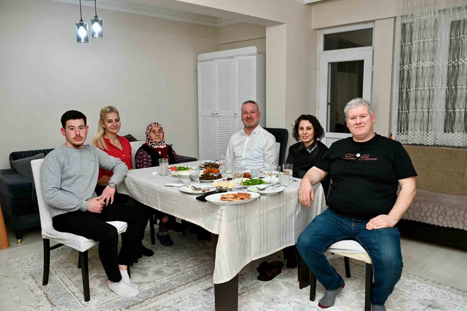 Başkan Karabatı gönül sofrasında buluştu 4 baskan karabati gonul sofrasinda bulustu 0 ategyCIX