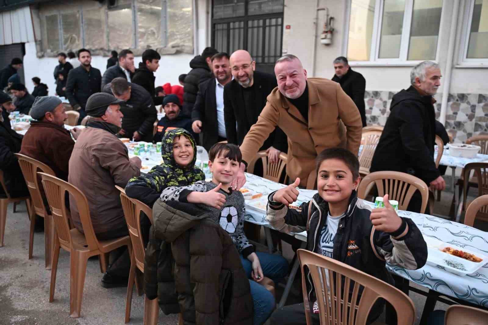 baskan karabati sokak iftarinda vatandaslarla bulustu 0 YUsAVY6e