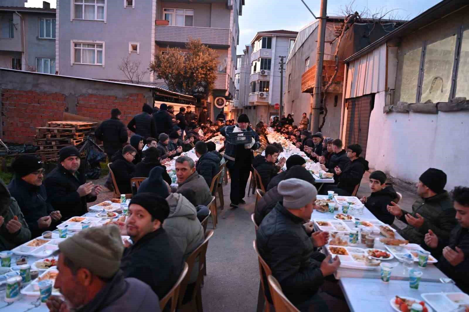 baskan karabati sokak iftarinda vatandaslarla bulustu 3 LI19IKK8