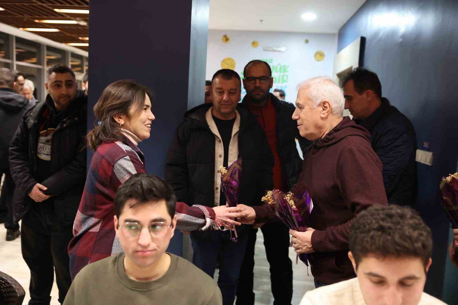 baskan mustafa bozbey genclere sahur yapti 1 S8iJ5QnE