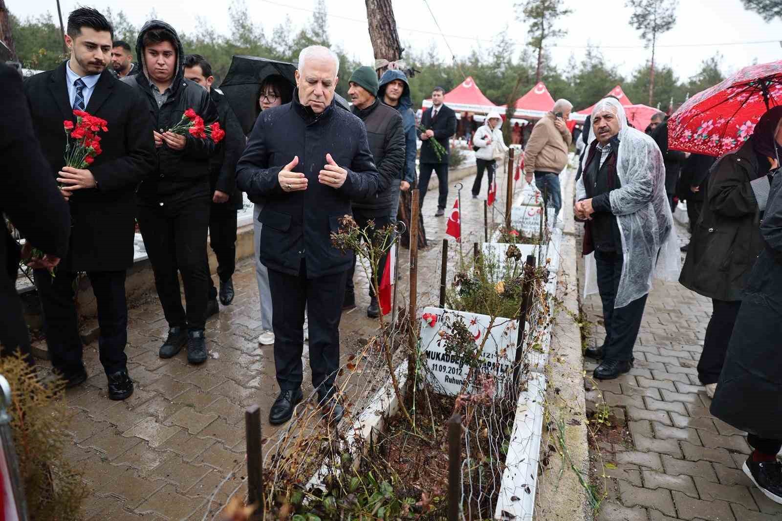 baskan mustafa bozbeyden deprem bolgesine ziyaret 1 mVEnwSfQ