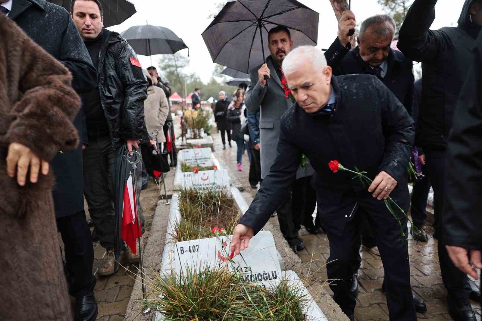 baskan mustafa bozbeyden deprem bolgesine ziyaret 2 YnAUFiVS