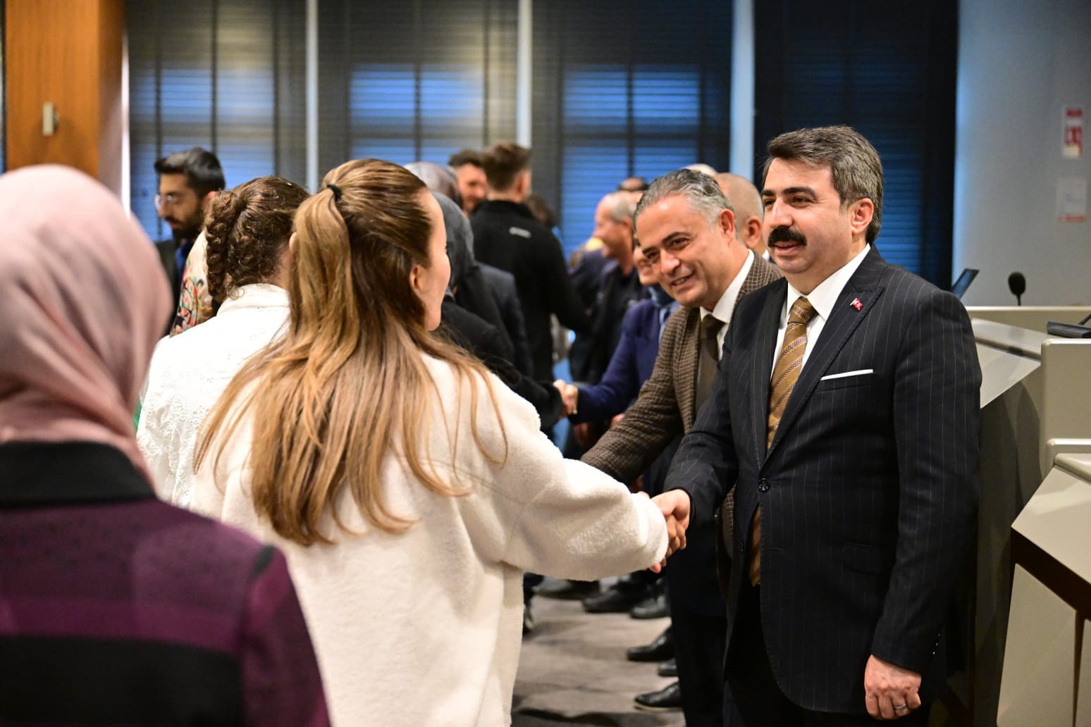 baskan oktay yilmaz belediye personeliyle bayramlasti 1 HXec514Z