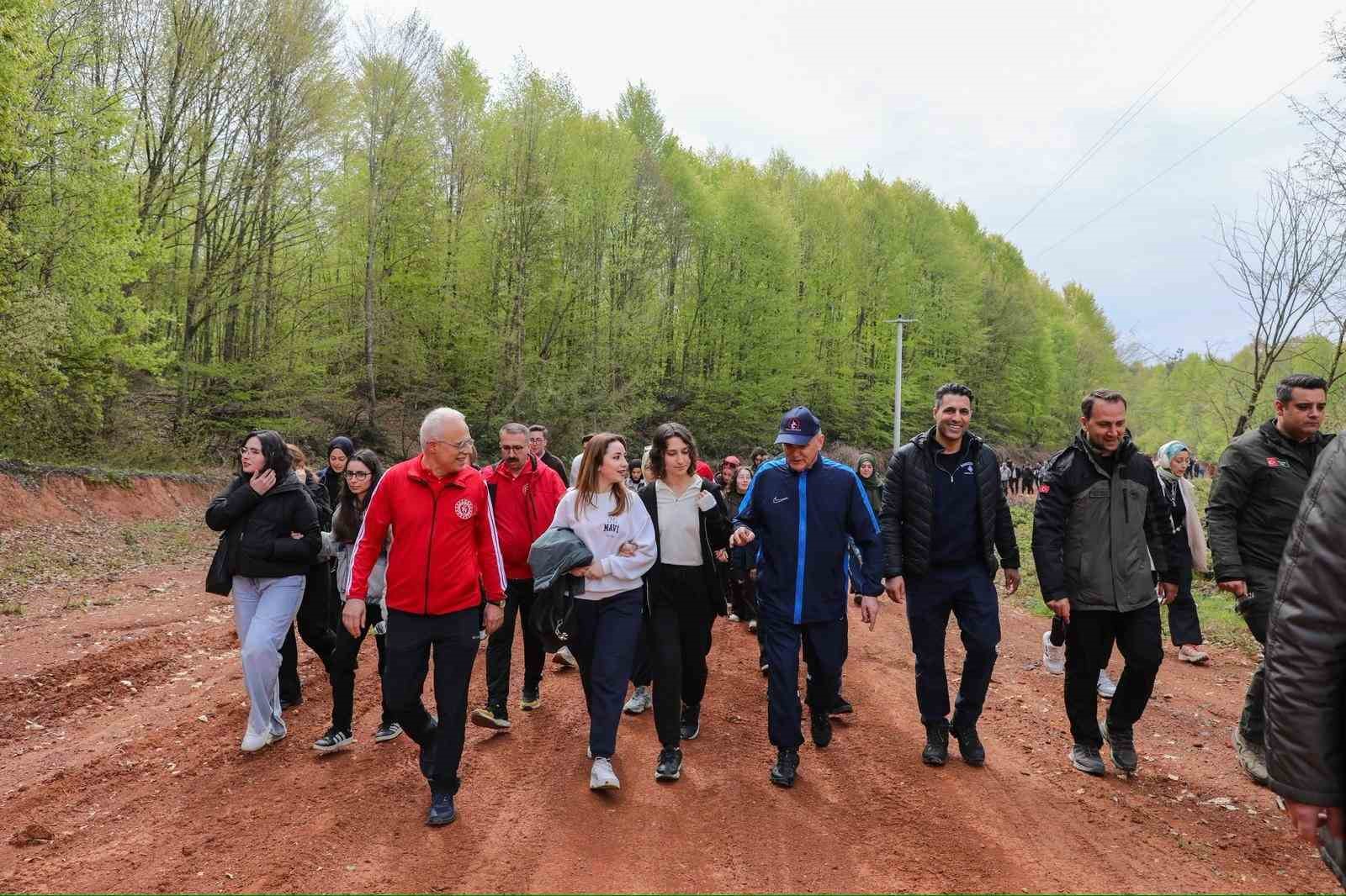 baskan ozlu genclerle doga yuruyusu yapti 1 SJUFAggl