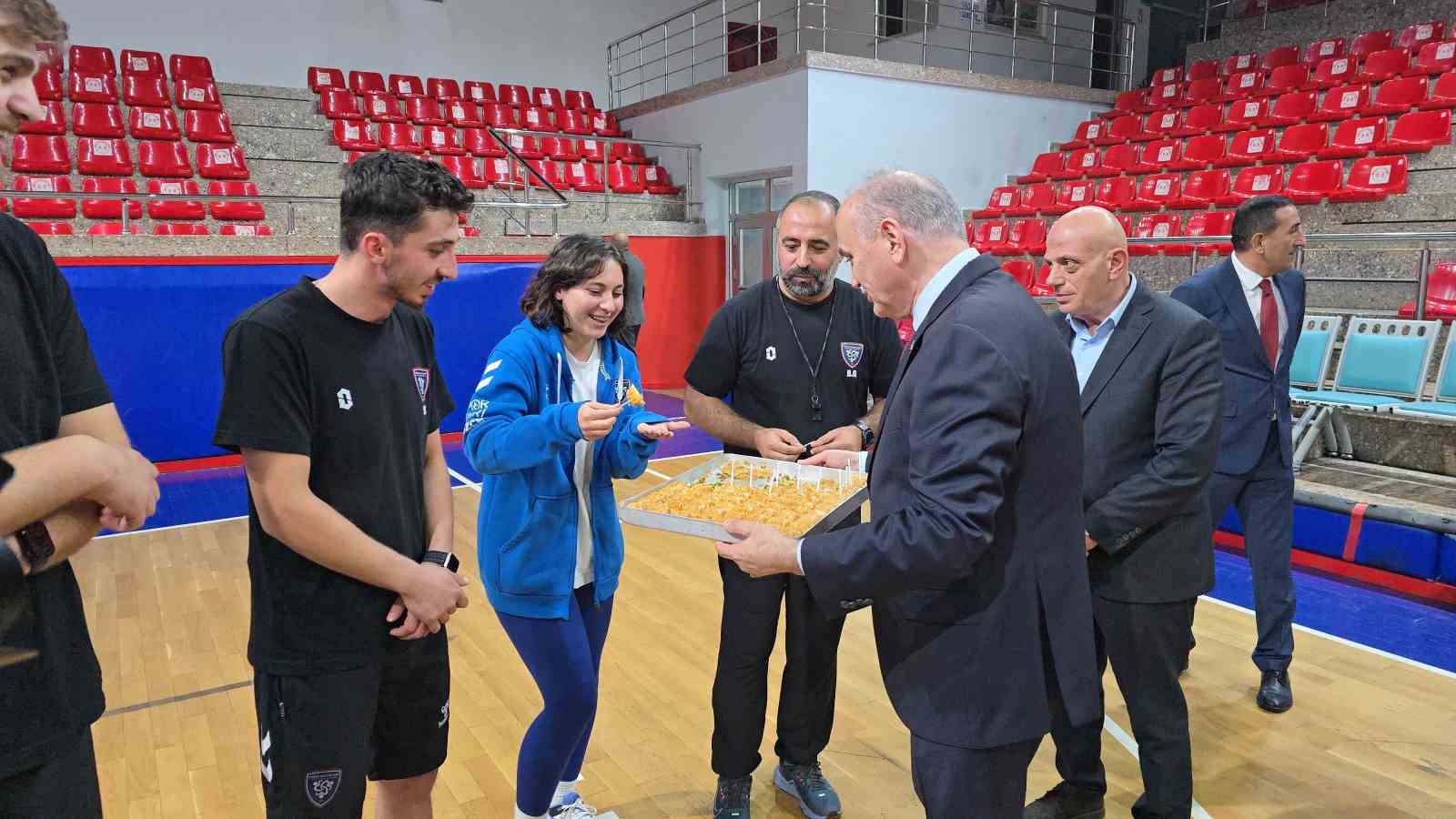 baskan ozlu voleybolcularin agzini tatlandirdi 3 WyqVbtBg