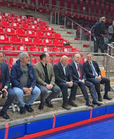 baskan-ozlu-voleybolcularin-agzini-tatlandirdi-ZMzRi9R8.jpg
