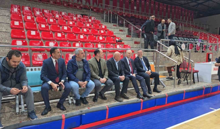 baskan-ozlu-voleybolcularin-agzini-tatlandirdi-ZMzRi9R8.jpg
