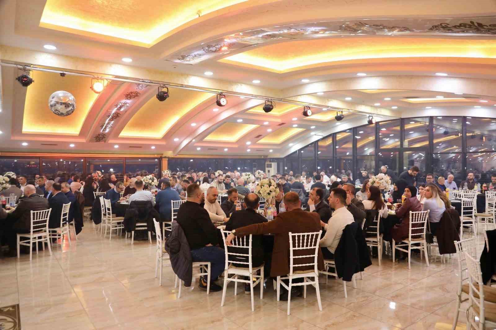 baskan oztekin balkanlarda vatandaslarla iftar sofrasinda bulustu 7 mOZhTslY