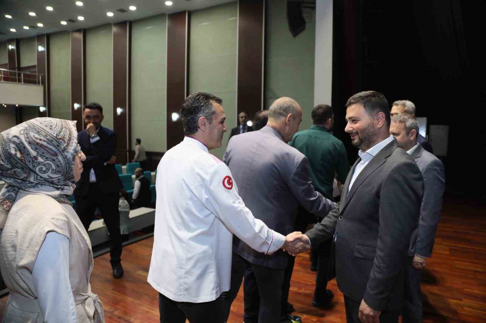 baskan oztekin personelle bayram sevincini paylasti 3