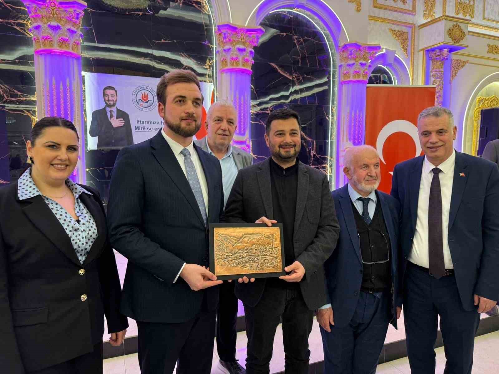baskan oztekin prizrende rumeli turkleriyle ayni sofrayi paylasti 3 3EbZRRsY