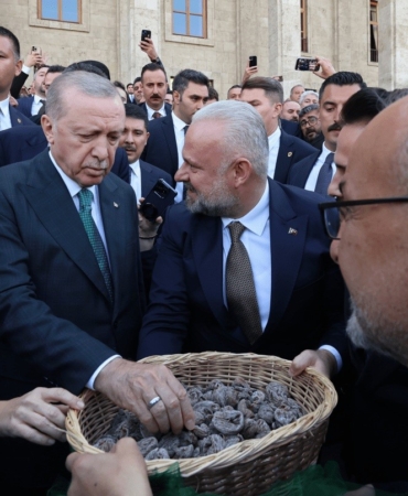 baskan-pehlivandan-cumhurbaskani-erdogana-incir-ikrami-FtkVm8E9.jpg