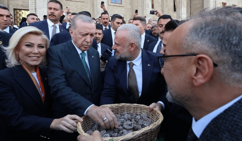 baskan-pehlivandan-cumhurbaskani-erdogana-incir-ikrami-FtkVm8E9.jpg