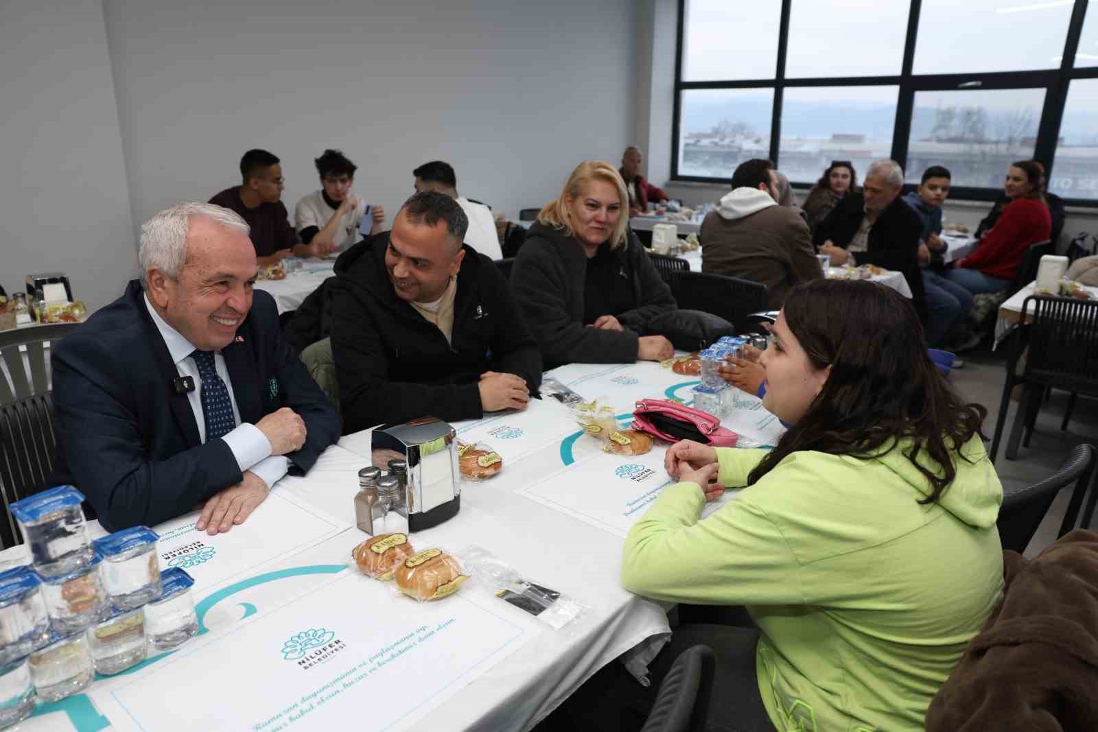 baskan sadi ozdemir vatandaslarla iftarda bulustu 0 vE1TwLZi