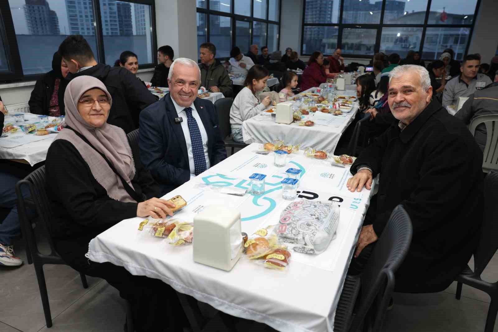 baskan sadi ozdemir vatandaslarla iftarda bulustu 2 YPuZ6Q2j