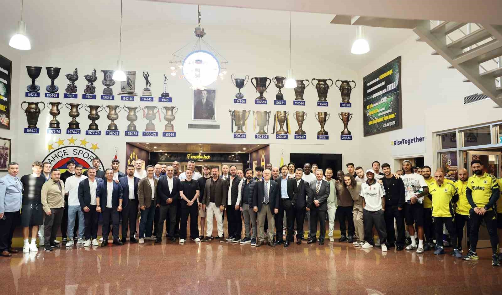 baskan saran ve yoneticilerden futbolculara veda yemegi 0 4JAJSfh8