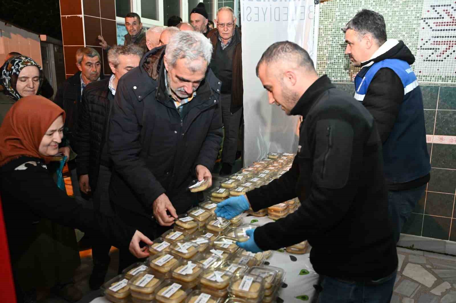 baskan teravih sonrasi vatandaslarla bulustu 5 Oy64STTT