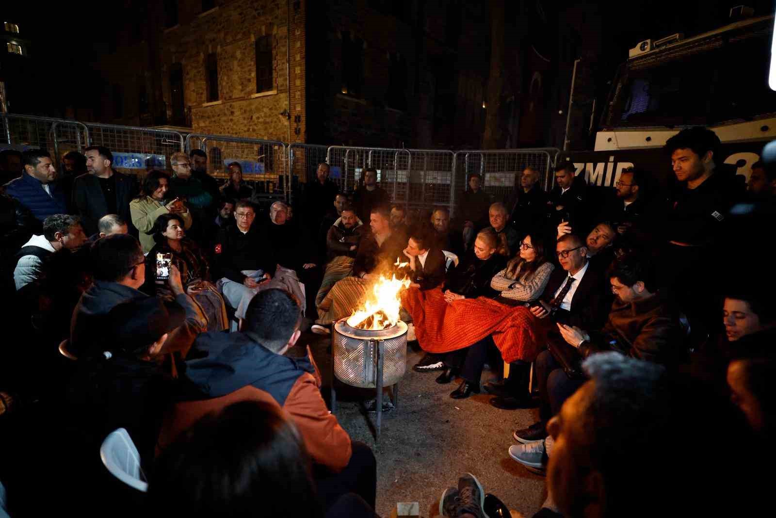 baskan tugay meslek fabrikasi onunde sabahladi 3 w9QRlsIy