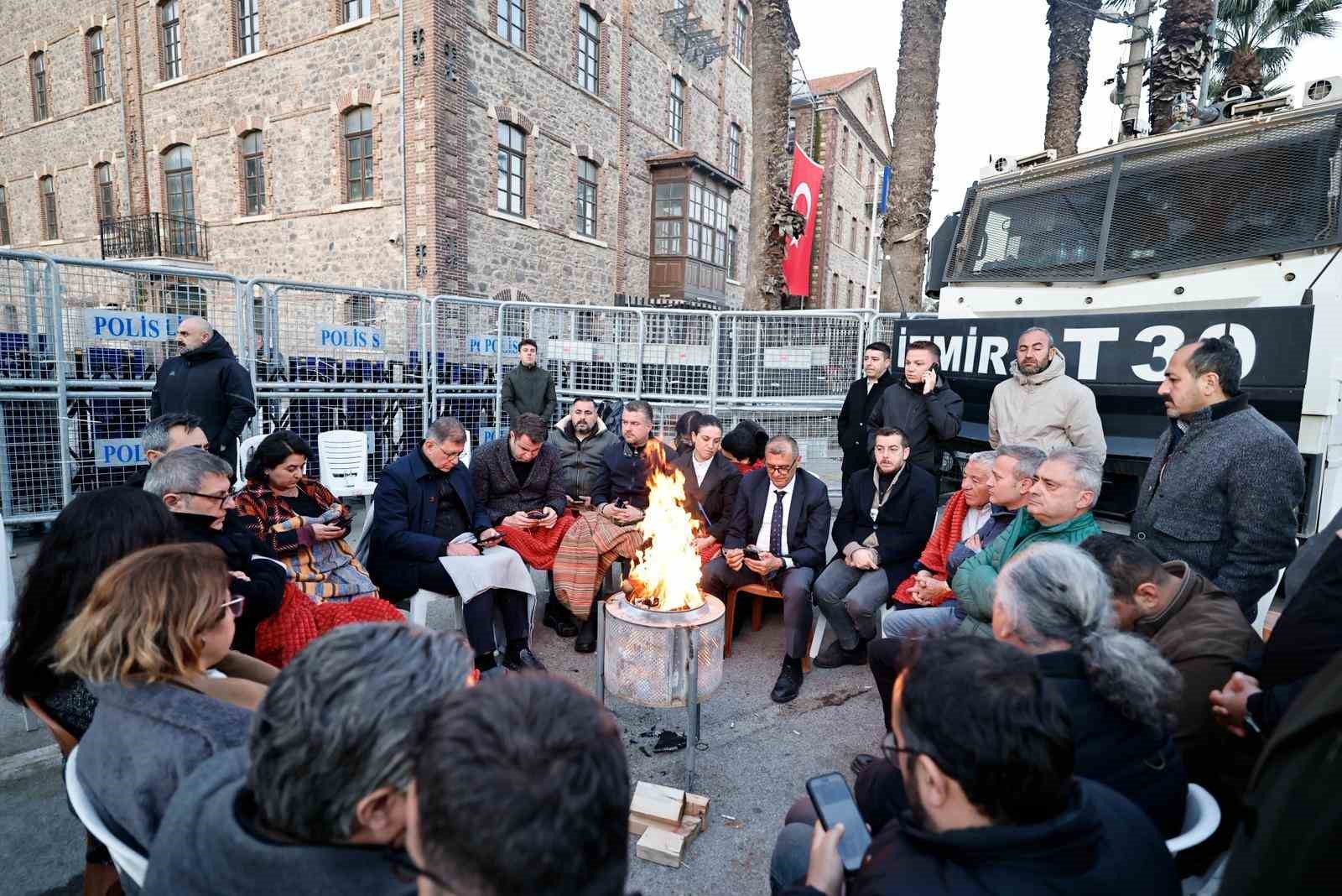 baskan tugay meslek fabrikasi onunde sabahladi 6 esYiN98i