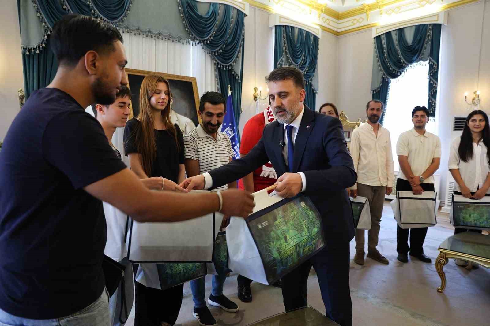 Başkan Vekili Biba, şampiyon marşın bestecilerini ağırladı 4 baskan vekili biba sampiyon marsin bestecilerini agirladi 0 PEU6L9tW